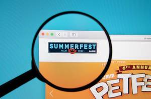 Lupe über Logo des Summerfest, einem der weltweit größten Musikfestivals in Milwaukee Wisconsin