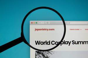 Lupe über Logo von Japanistry, der Internetseite mit Infos, Events und Festivals in Japan