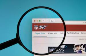 Lupe über NFL-Logo auf Hompage der National Football League, dem Veranstalter des Super Bowl