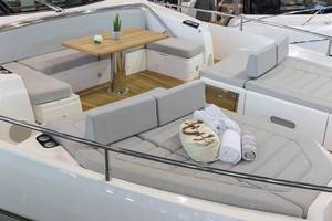 Luxuriöse eingerichtetes Vorderdeck einer Yacht - Boot Düsseldorf 2018