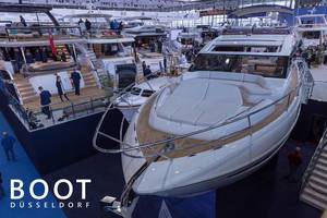 Luxuriöse Yachten und teure Partyboote auf der Wassersportmesse und Bootsaustellung "Boot Düsseldorf"