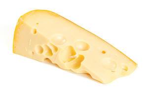 Maasdamer Käse vor weißem Hintergrund