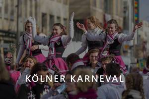 Mädchen aus der Tanzmariechen-Garde beim Rosenmontagsumzug über dem Bildtitel "Kölner Karneval"