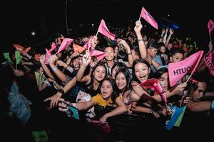 Mädchen feiern mit rosaroten Fahnen in Menschenmenge am Dinagyang Festival, Philippinen