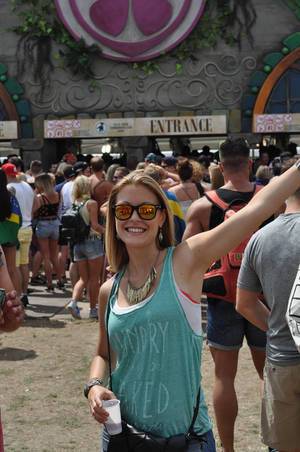 Mädchen mit Sonnenbrille posiert für die Kamera - Musikfestival Tomorrowland 2014