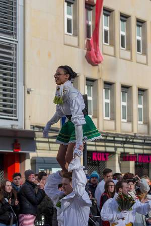 Mädchen steht auf den Schultern eines Jungen - Kölner Karneval 2018