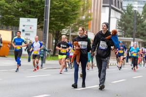 Mädchen und Junge laufen den Frankfurt Marathon mit Maskottchen Little Harrys Big World