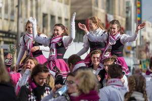 Mädchen von der Kölschen Narrengilde beim Rosenmontagszug - Kölner Karneval 2018