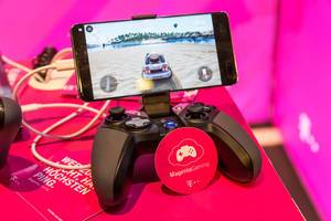 Magenta Gamin - Controller connected with a smartphone from Telekom