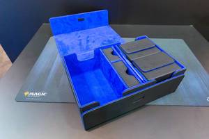 Magic Ultimate Guard blau-schwarze Spielbox auf einem schwarzen Tisch