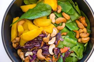 Make Food - Gesunde Vegane Gemüsebowl mit Bohnen, Rotkraut, Cashewnüssen und Spinat