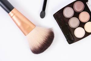 Makeup Brush with makeup set above white background (Flip 2019)