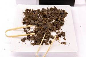MAKRi - vegane dunkle Dattel Schokolade Stückchen zum Probieren