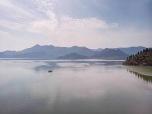 Malerische Sicht auf den Skadar-See im Skadarsko Jezero Nationalpark von Montenegro