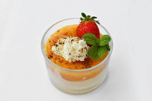 Mango mousse with whipped cream