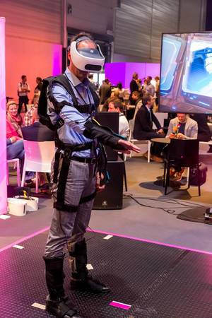 Mann auf der Digital X mit kompletter VR Ausrüstung testet Exodus Burned VR E-Sports