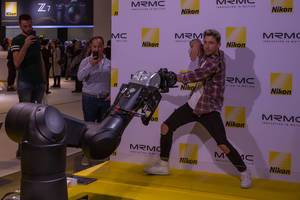 Mann bewegt sich vor der Filmkamera Bolt High Speed Cinebot