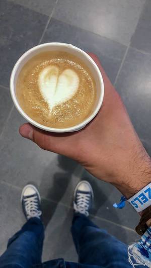 Mann hält einen Kaffee mit Schaum in Herzform
