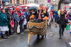 Mann im Piratenkostüm mit Holzboot bei der Karnevalsfeier in Köln
