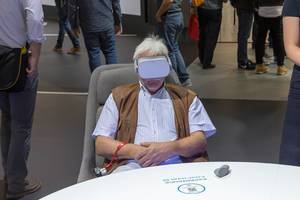 Mann macht einen virtuellen Rundgang mit VR Brille, um das Elektroauto Honda-e