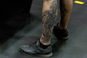 Mann mit einem Gollum (Smeagol) - Herr der Ringe - Tattoo auf der Wade