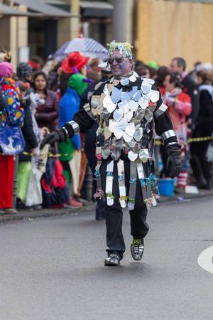 Mann mit improvisierter Ritterrüstung beim Rosenmontagszug - Kölner Karneval 2018
