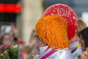 Mann mit orangefarbener Perücke und rotem Kölle Alaaf Ballon - Kölner Karneval 2018