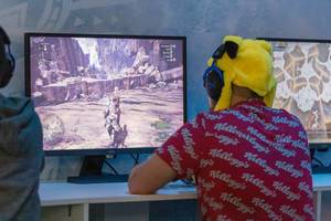 Mann mit Pikachumütze spielt das Action-Rollenspiel Monster Hunter World, auf der Gamescom
