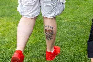Mann mit roten Laufschuhen mit Tattoo Ming Hätz