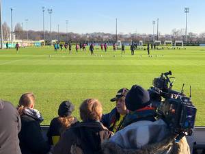 Mann mit Videokamera und Fussballfans am Rande des BVB-Trainingsplatzes