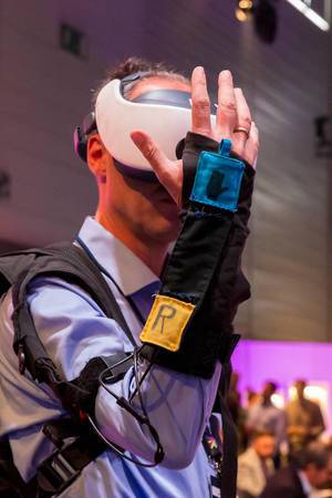 Mann mit VR Brille und weiterer Ausrüstung testet Exodus Burned