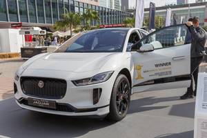 Mann sitzt im ersten Elektrofahrzeug von Jaguar: I-PACE SE - vollelektrischer PKW, dreifacher Gewinner des 2019 World Car Awards