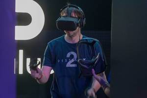 Mann spielt mit der Oculus Rift auf der Gamescom in Köln