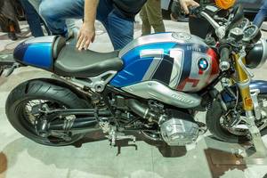 Mann steigt auf unverkleidetes Motorrad und limitiertes Sondermodell BMW R nineT