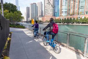 Mann und Frau mit Divvy Leihfahrrädern unterwegs bei schönem Wetter in Chicago, Illinois