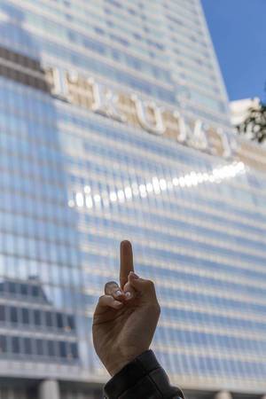 Mann zeigt Mittelfinger vor dem Trump Tower in Chicago