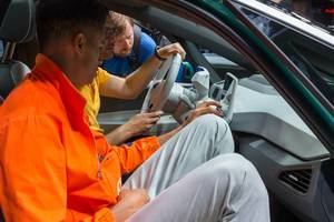 Männer testen die Bedienelemente im Innenraum des VW ID.3