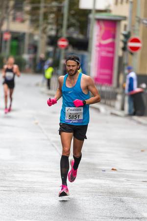 Männlicher Athlete in der Frontalaufnahme beim Frankfurt Marathon