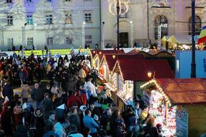 Many tourists at Christmas market fair, Sibiu, Romania (Flip 2019)