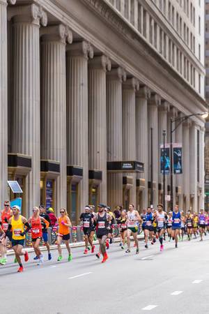 Marathonläufer joggen vor dem Central Standard Building in Chicago