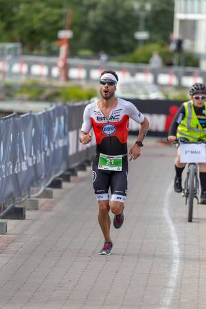 Marathonläufer und Spitzensportler Manuel Kueng erläuft sich den dritten Platz beim Ironman 70.3 Triathlon 2019 in Lahti, Finnland