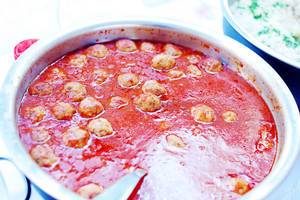 Marinated meatballs in tomato sauce