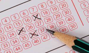 Markierte Nummern auf einem Lotterieschein