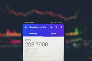 Marktwert von Berkshire Hathaway auf dem Display eines Mobiltelefons