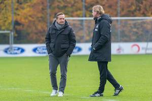 Markus Gisdol zusammen mit Horst Heldt stehen im engen Austausch auf dem Trainingsgelände
