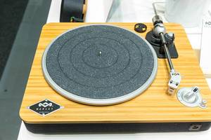 Marley bluetooth "Stir it up wireless Turntable EM-JT002", with built in pre-amp and usb to PC recording