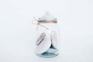 Marmeladenglas mit Steinen