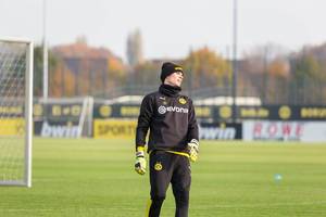 Marvin Hitz winterlich eingepackt und unglücklich im Training des BVB