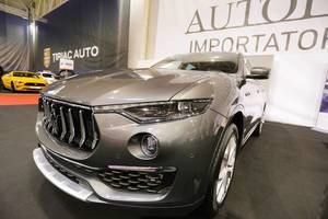 Maserati Levante in Grau, Nahaufnahme von vorne beim Bukarest Auto Show