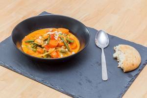 Massaman-Curry mit Ofengemüse und Naan-Brot